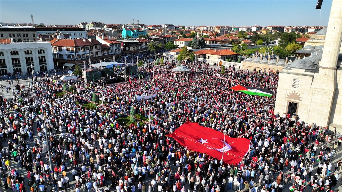 Konya'da, İsrail'in Gazze'ye yönelik saldırıları on binlerce kişinin katıldığı mitingle protesto...