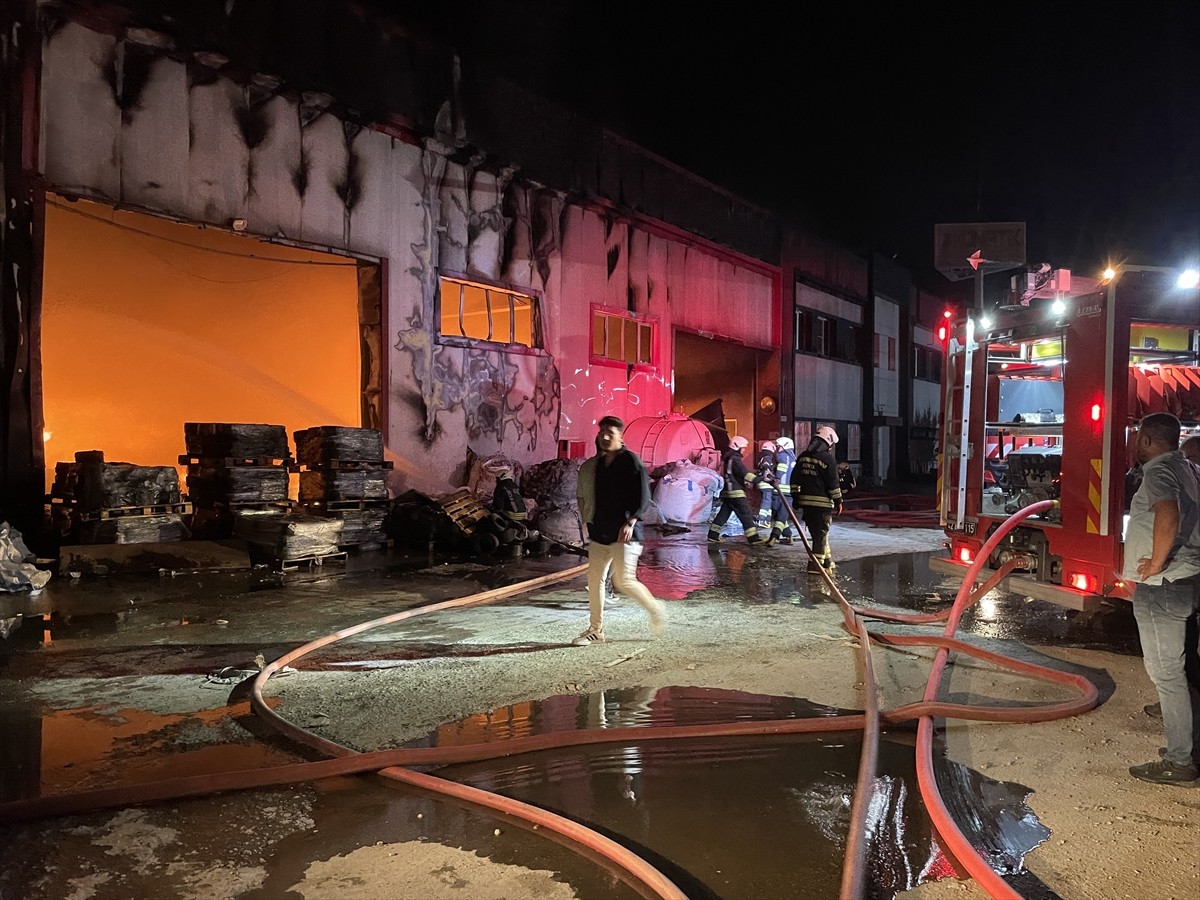 Konya'da plastik geri dönüşüm fabrikasında çıkan yangın, çevredeki iş yerlerine sıçramadan kontrol...