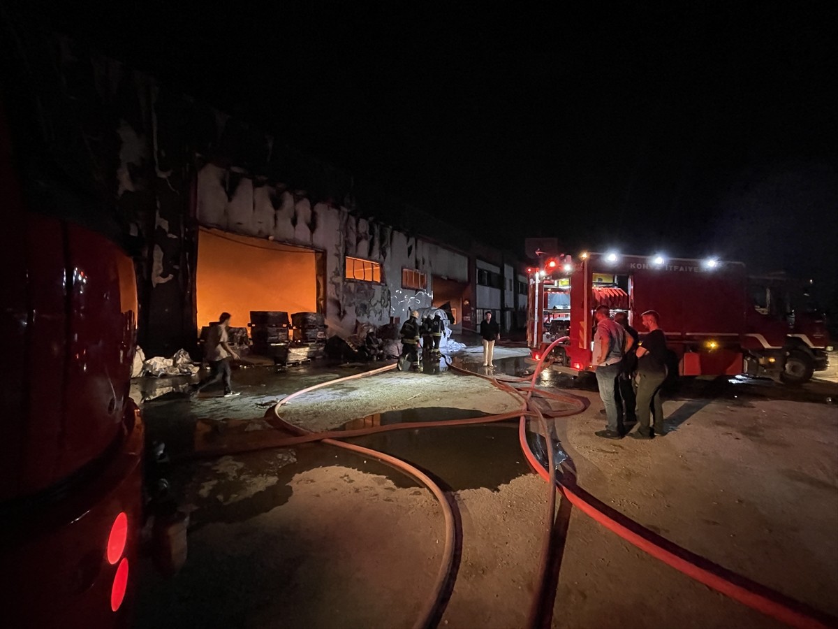 Konya'da plastik geri dönüşüm fabrikasında çıkan yangın, çevredeki iş yerlerine sıçramadan kontrol...