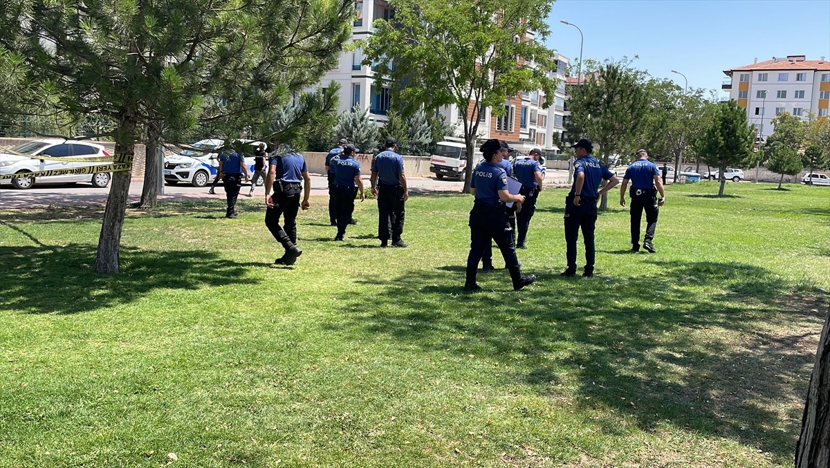 Konya'nın Karatay ilçesinde amcasının iki kızını tabancayla yaralayan şüpheli gözaltına alındı....
