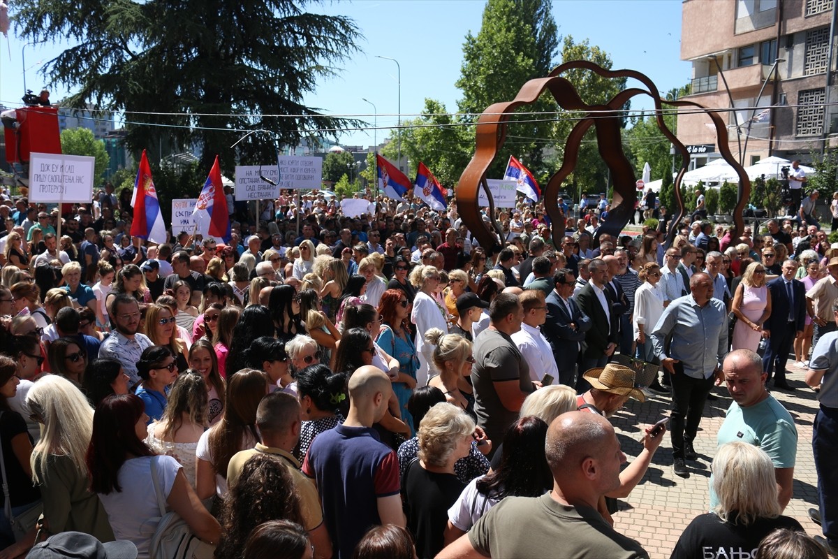 Kosova'nın kuzeyindeki Mitroviça'da, şehri güney ve kuzey olarak ikiye ayıran İbre nehri...