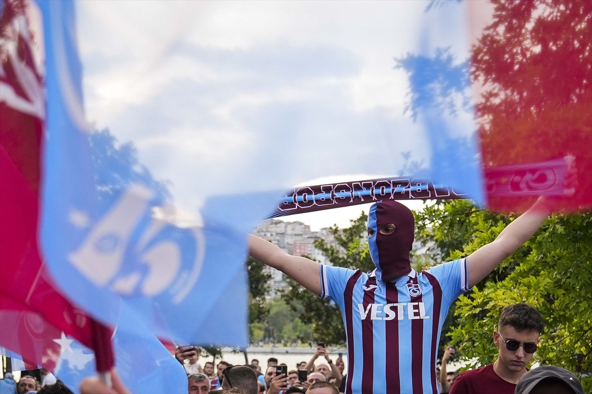 Kuruluşunun 57. yılını kutlayan Trabzonspor'da Gurbetçi Gençler Taraftar Grubu'nca kutlama...
