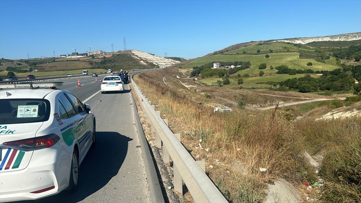 Kuzey Marmara Otoyolu'nda kontrolden çıkarak şarampole devrilen servis aracındaki 9 kişi...