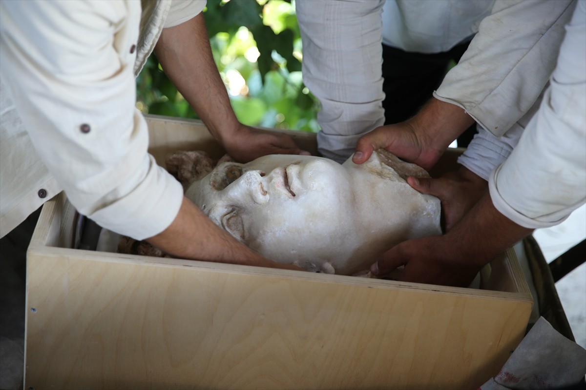 Laodikeia Antik Kenti Kazı Başkanı Prof. Dr. Celal Şimşek, Kültür ve Turizm Bakanı Mehmet Nuri...