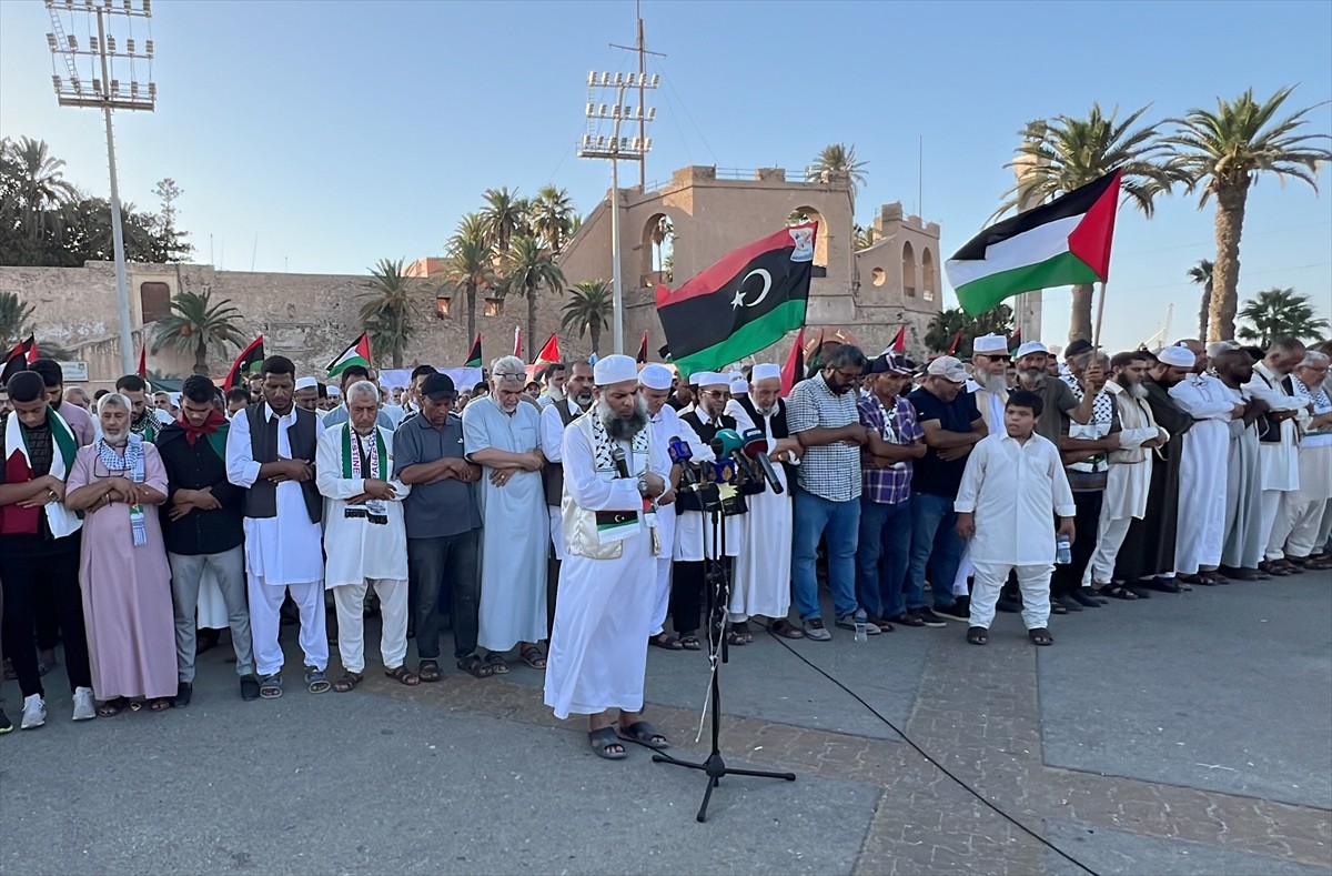 Libya'nın başkenti Trablus'taki Şehitler Meydanı'nda Hamas Siyasi Büro Başkanı İsmail Heniyye'ye...