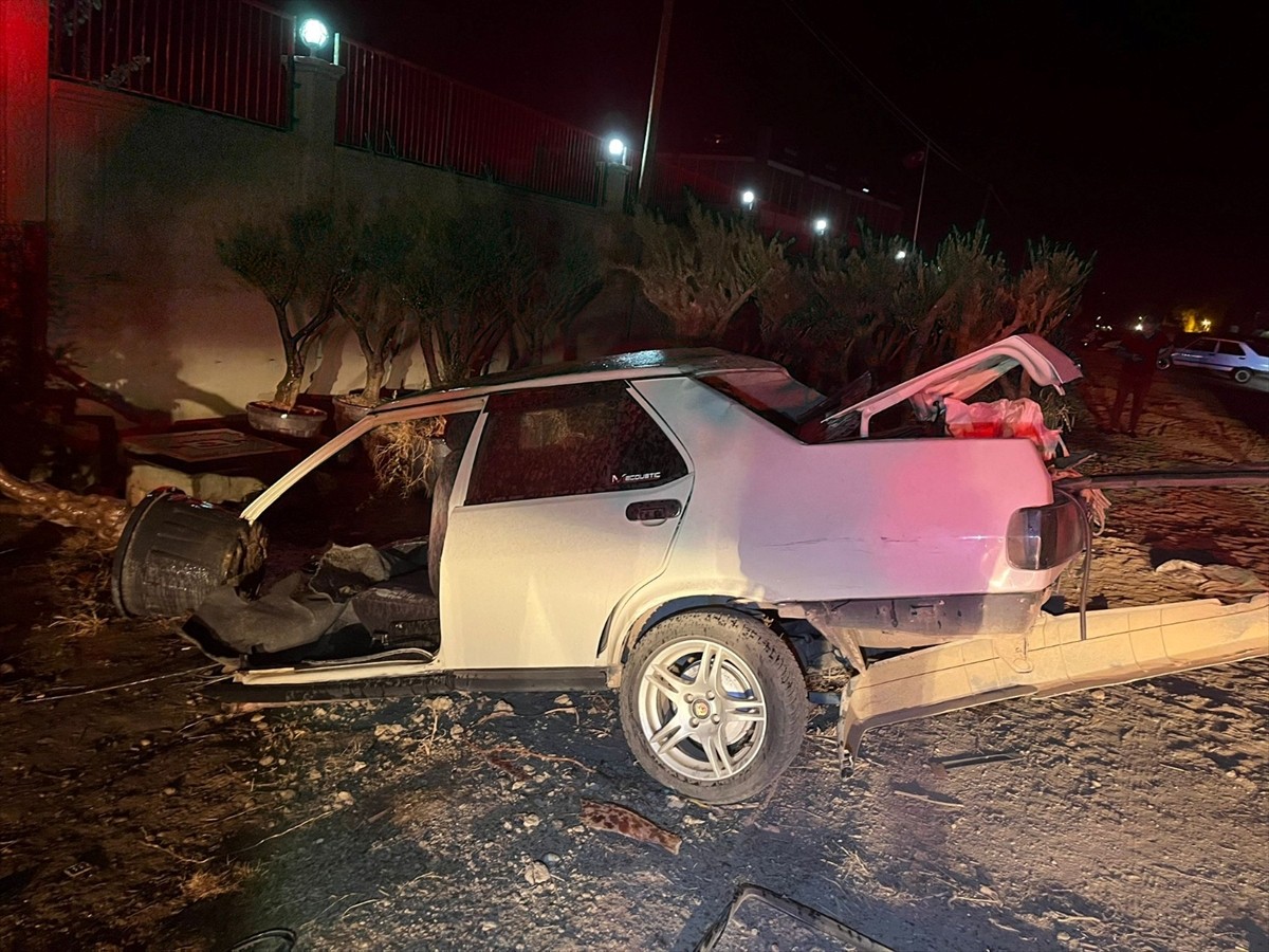 <div>İzmir'in Ödemiş ilçesinde hafif ticari araç ile otomobilin çarpışması sonucu 2'si çocuk 5...