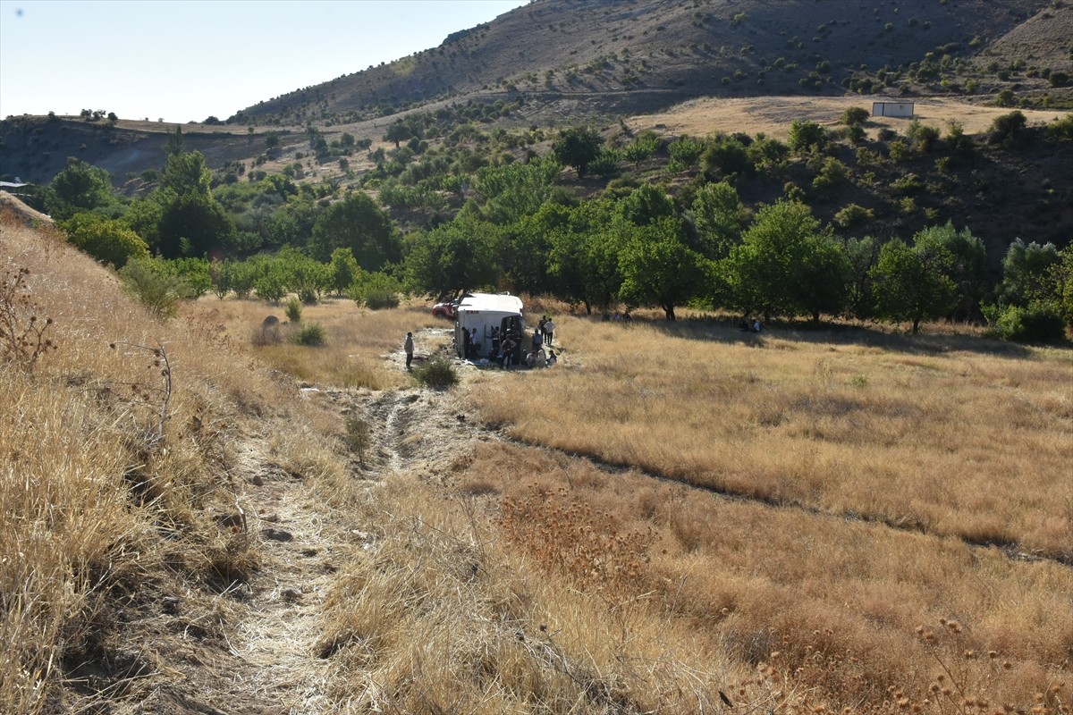 Malatya'nın Akçadağ ilçesinde yolcu otobüsünün devrilmesi sonucu 3'ü ağır 14 kişi...