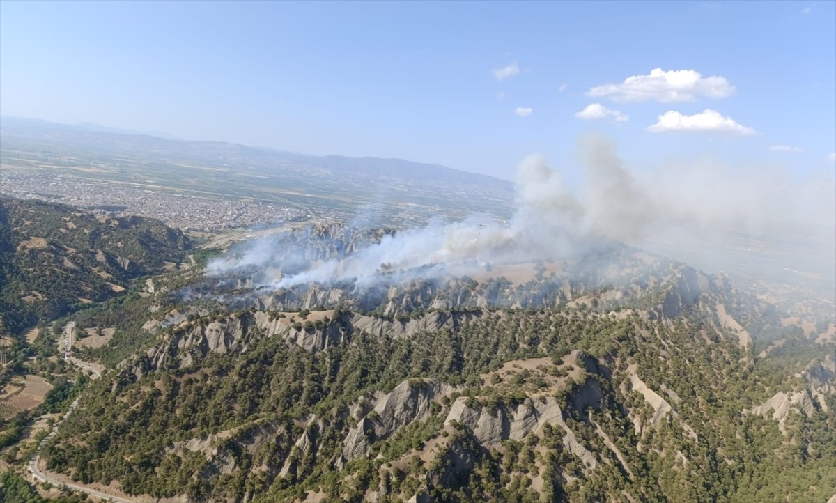 Manisa'nın Salihli ilçesinde ormanlık alanda çıkan yangına havadan ve karadan müdahale...