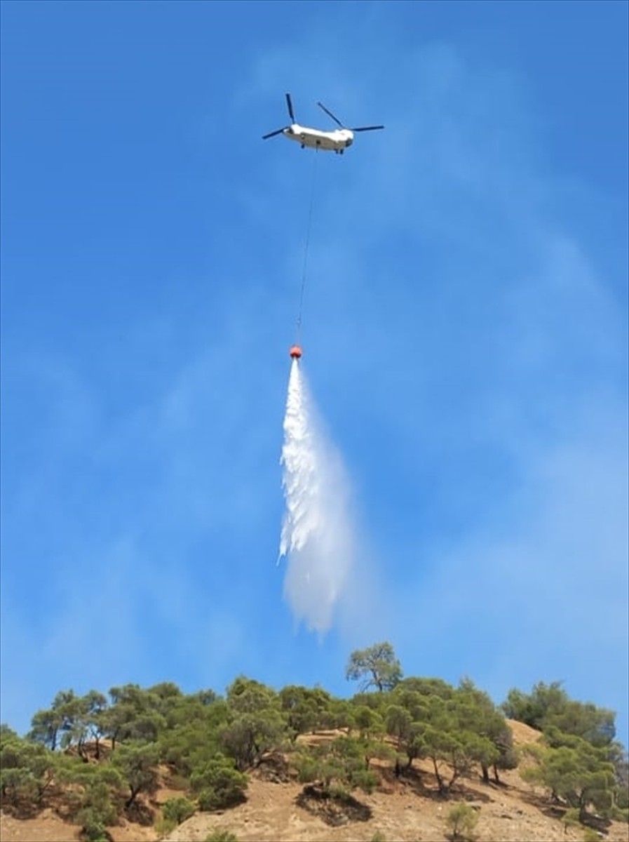 Manisa'nın Salihli ilçesinde ormanlık alanda çıkan yangına havadan ve karadan müdahale...