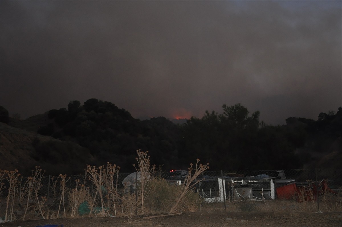 Manisa'nın Salihli ilçesinde ormanlık alanda çıkan yangına havadan ve karadan müdahale devam...