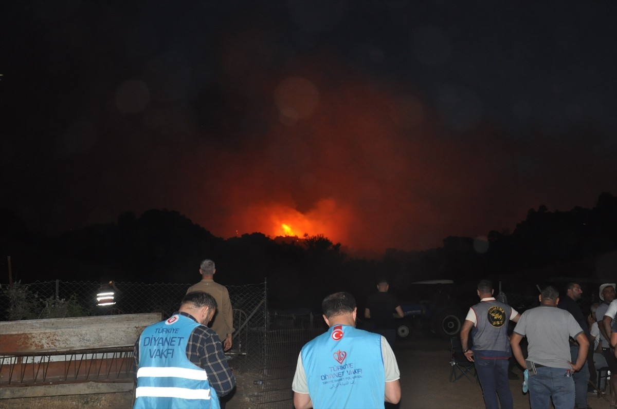 Manisa'nın Salihli ilçesinde ormanlık alanda çıkan yangına havadan ve karadan müdahale devam...