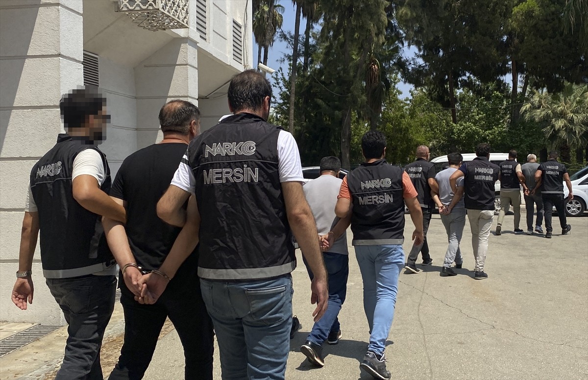 Mersin'de 47 kilo 280 gram sentetik uyuşturucu ele geçirildi, 4 şüpheli gözaltına alındı.