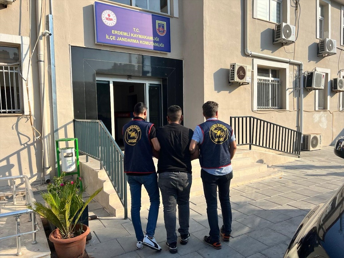 Mersin'in Erdemli ilçesinde ölümlü trafik kazasına karışan firari sürücü, apartman çatısındaki...
