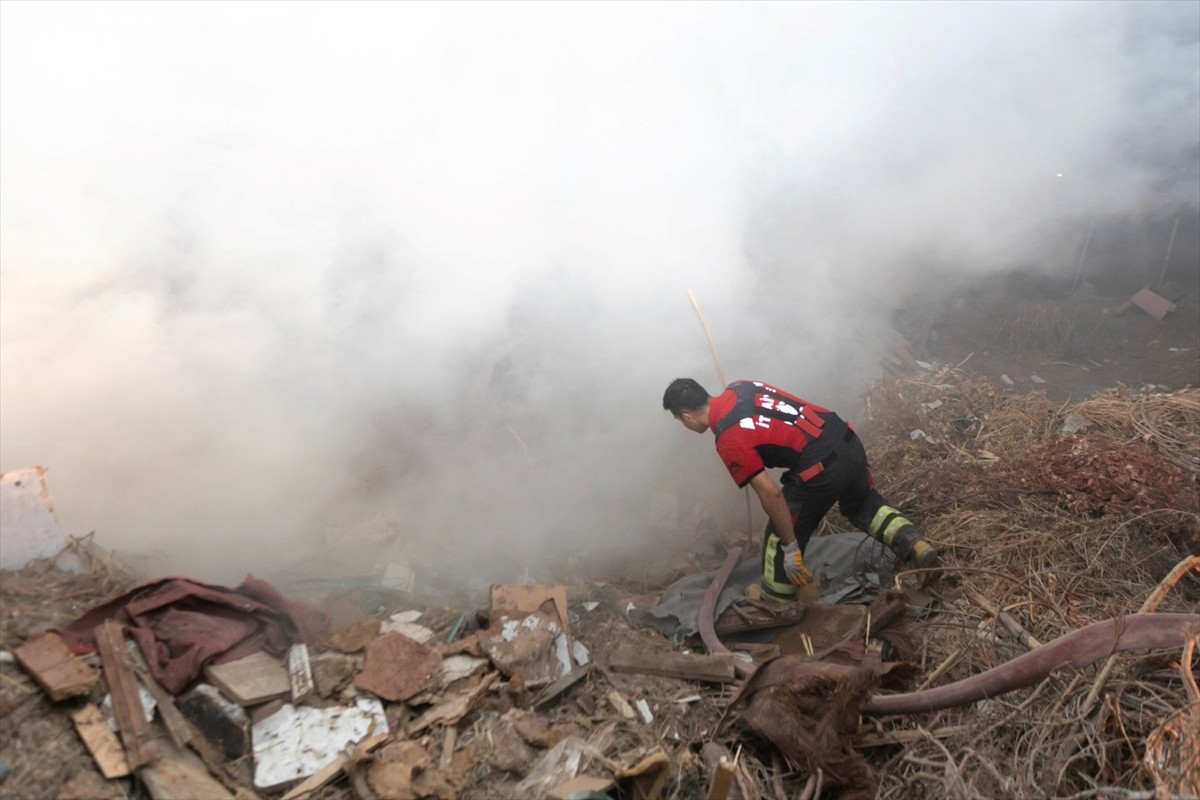 Mersin'in Yenişehir ilçesinde, atıkların bulunduğu alanda çıkan yangın itfaiye ekiplerinin...