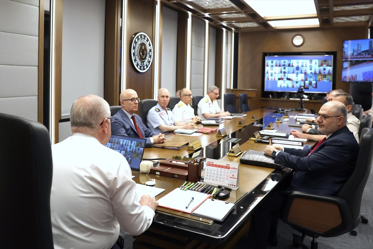 Milli Savunma Bakanı Yaşar Güler (sağda) başkanlığında, Genelkurmay Başkanı Orgeneral Metin Gürak...