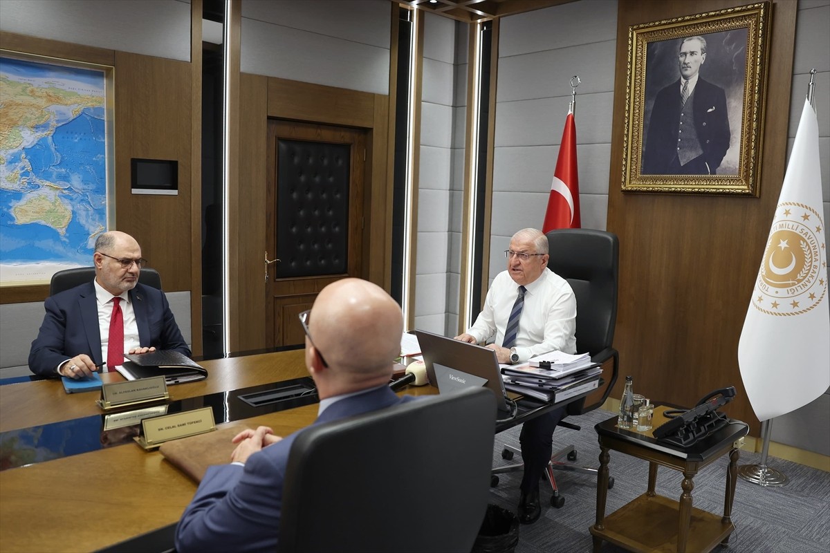 Milli Savunma Bakanı Yaşar Güler (sağda) başkanlığında, Genelkurmay Başkanı Orgeneral Metin Gürak...
