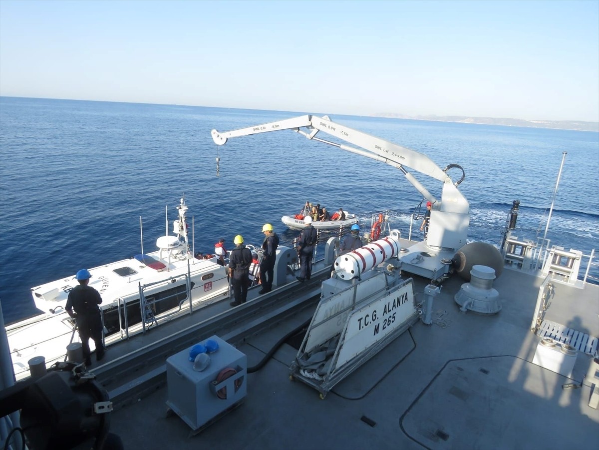 Milli Savunma Bakanlığı (MSB), İzmir'in Çeşme ilçesi açıklarında batan bottaki düzensiz...