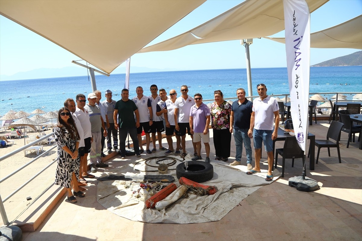 Muğla'nın Bodrum ilçesinde gönüllü dalgıçlar deniz dibi temizliğinin bu sezonki çalışmasını...