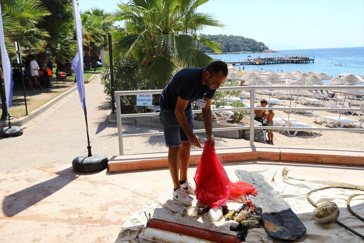 Muğla'nın Bodrum ilçesinde gönüllü dalgıçlar deniz dibi temizliğinin bu sezonki çalışmasını...