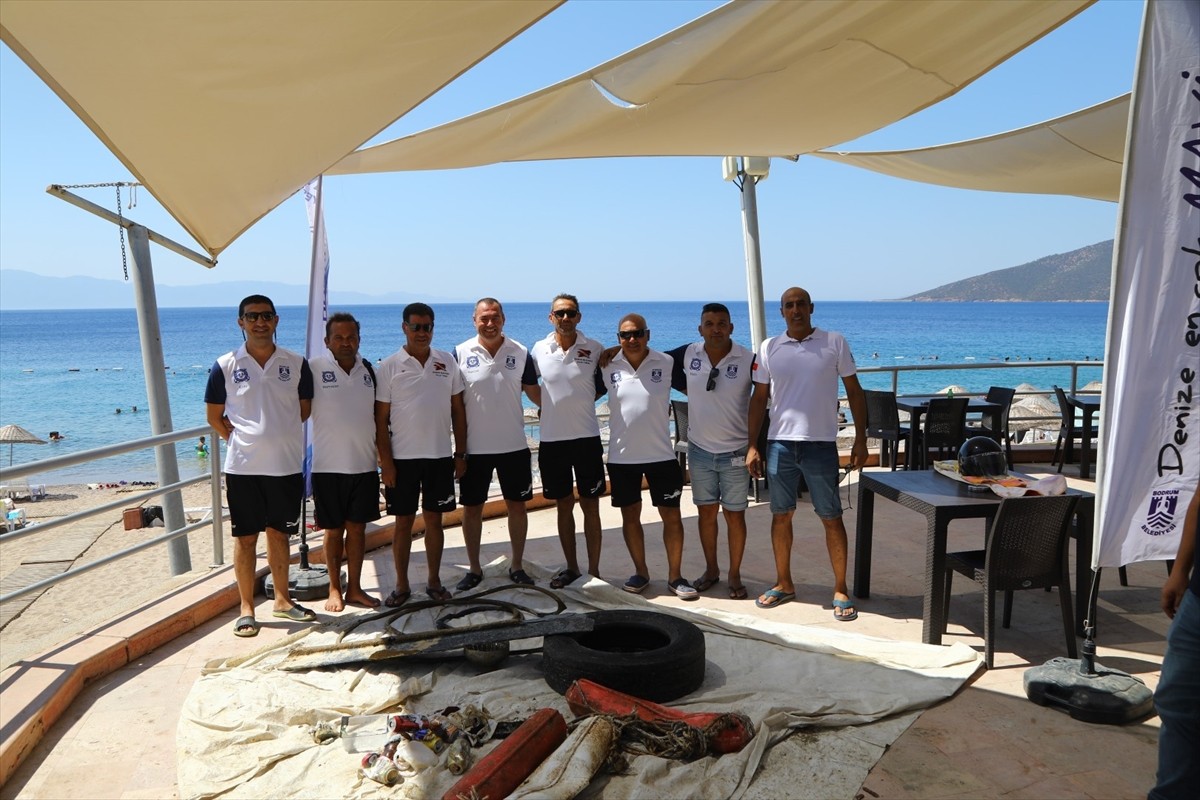 Muğla'nın Bodrum ilçesinde gönüllü dalgıçlar deniz dibi temizliğinin bu sezonki çalışmasını...