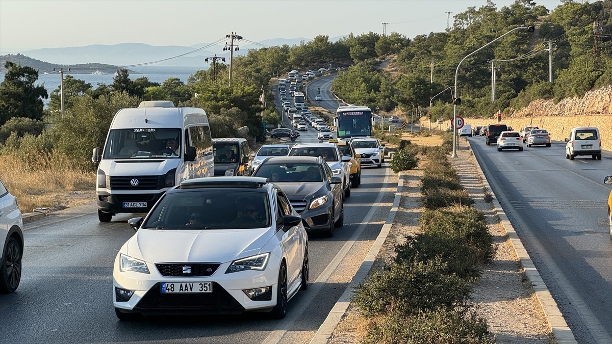 Muğla'nın Bodrum ilçesinde yoğun araç girişi havadan görüntülendi. Bodrum-Milas kara yolu Kaynar...