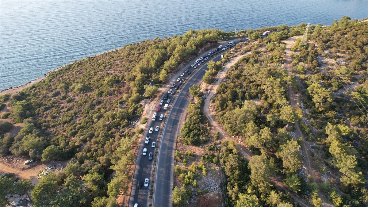 Muğla'nın Bodrum ilçesinde yoğun araç girişi havadan görüntülendi. Bodrum-Milas kara yolu Kaynar...