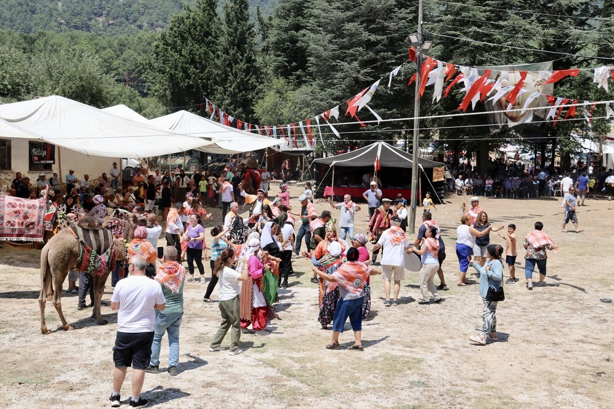 Muğla'nın Fethiye ilçesinde bu yıl 11'incisi gerçekleştirilen "Geçmişten Günümüze Yörük Oyunları...