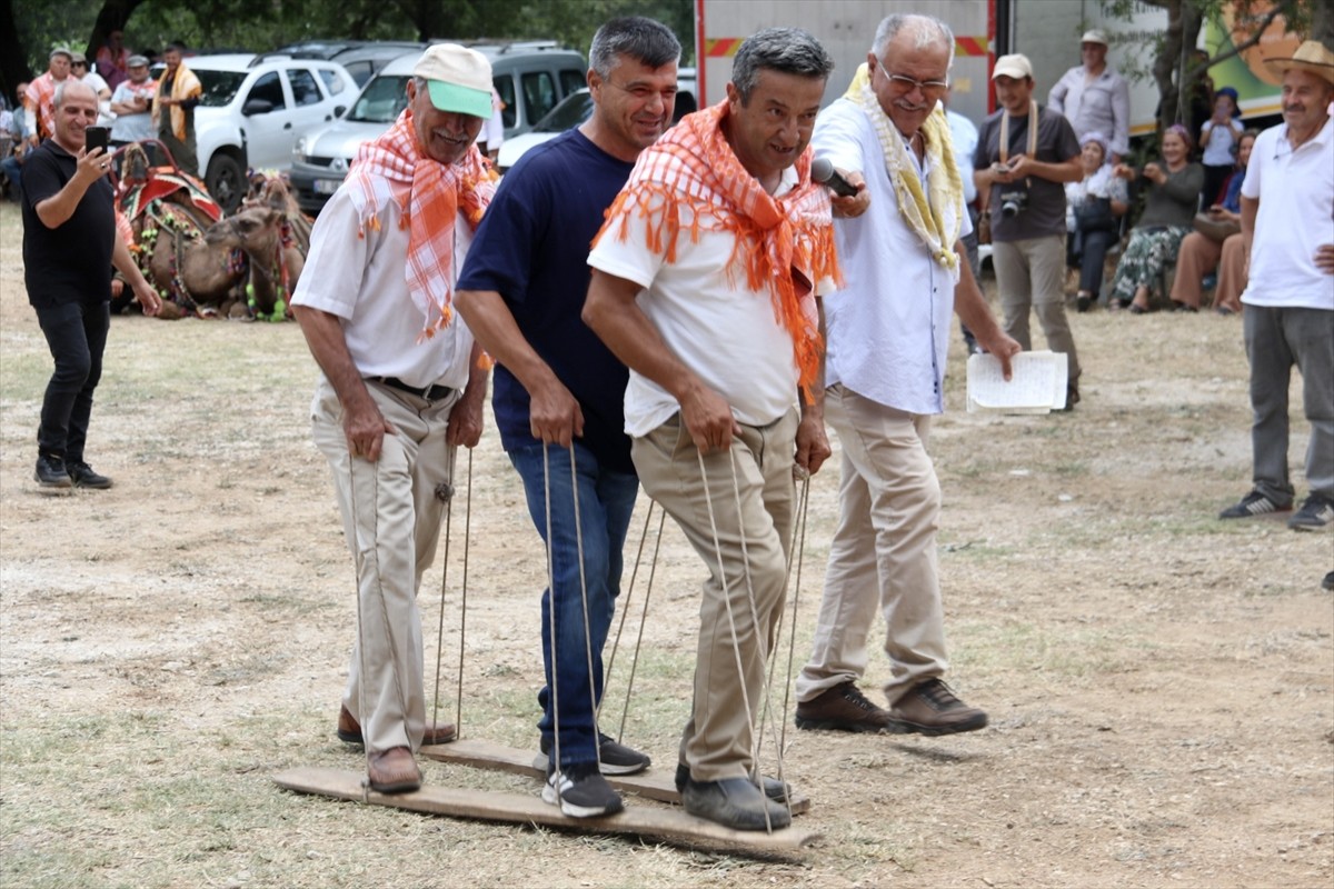Muğla'nın Fethiye ilçesinde bu yıl 11'incisi gerçekleştirilen "Geçmişten Günümüze Yörük Oyunları...