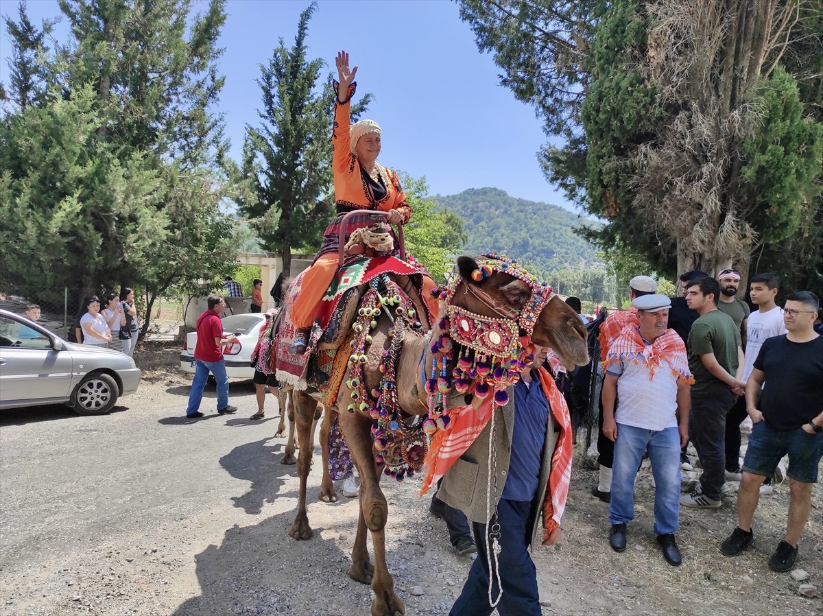 Muğla'nın Fethiye ilçesinde bu yıl 11'incisi gerçekleştirilen "Geçmişten Günümüze Yörük Oyunları...