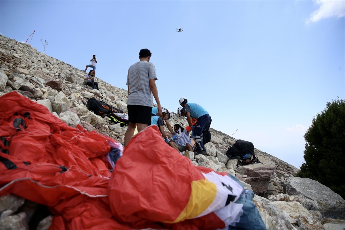 Muğla'nın Fethiye ilçesinde Ölüdeniz Mahallesi'ndeki Babadağ'ın 1900 metre pistinde...