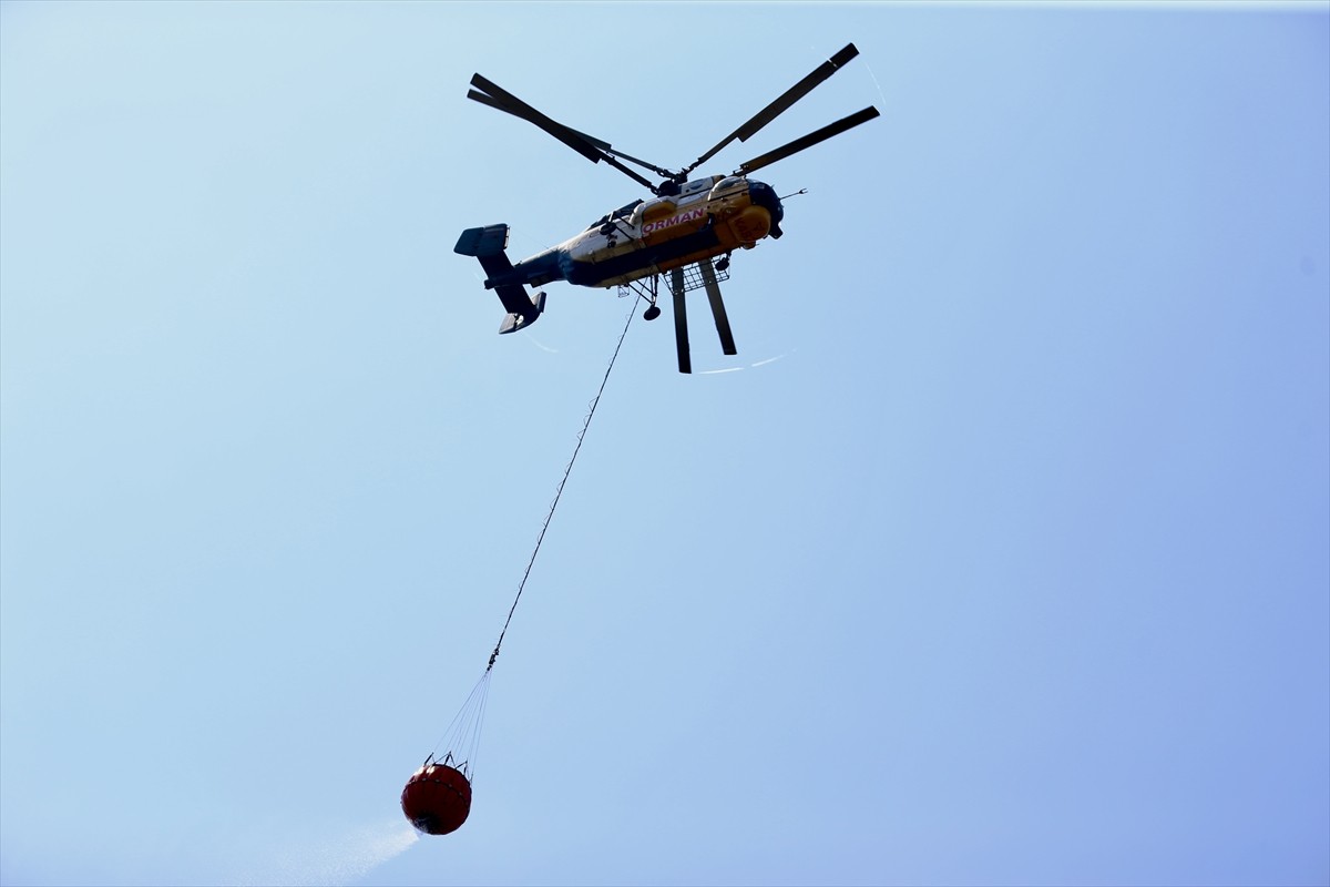 Muğla'nın Fethiye ilçesinde ormanlık alanda çıkan yangın havadan ve karadan müdahaleyle...