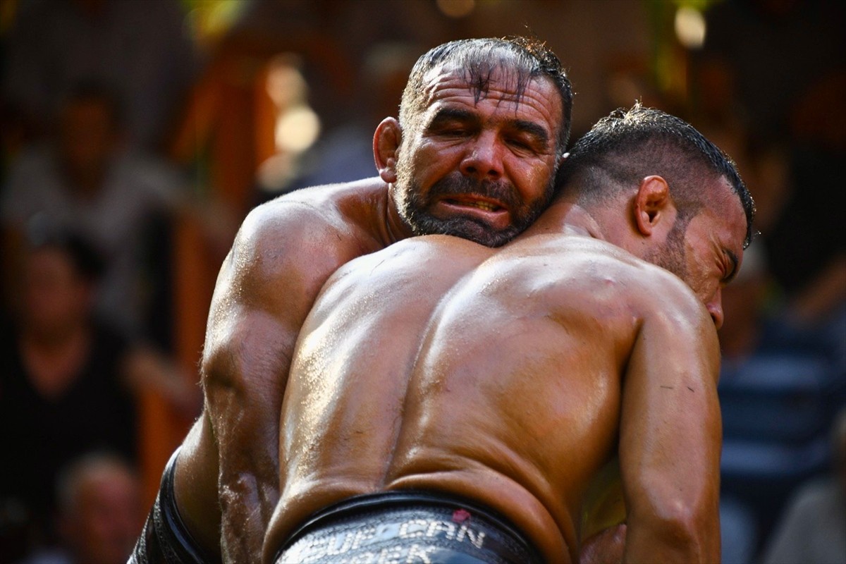 Muğla'nın Kavaklıdere ilçesinde 30'uncusu düzenlenen Menteşe Beşpınar Yağlı Güreşleri'nde farklı...