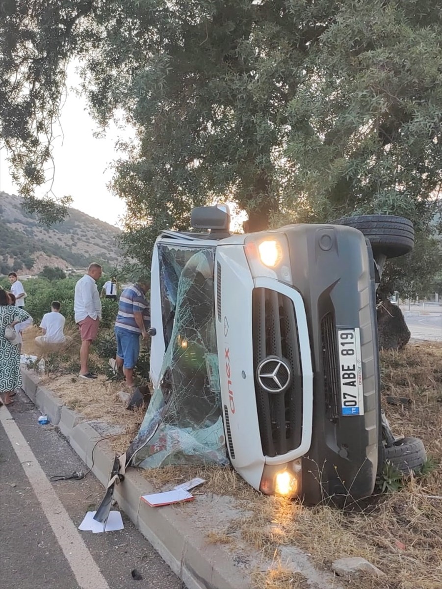 Muğla'nın Milas ilçesinde, Bodrum-Milas kara yolunda çekici ile tur minibüsünün çarpışması sonucu...