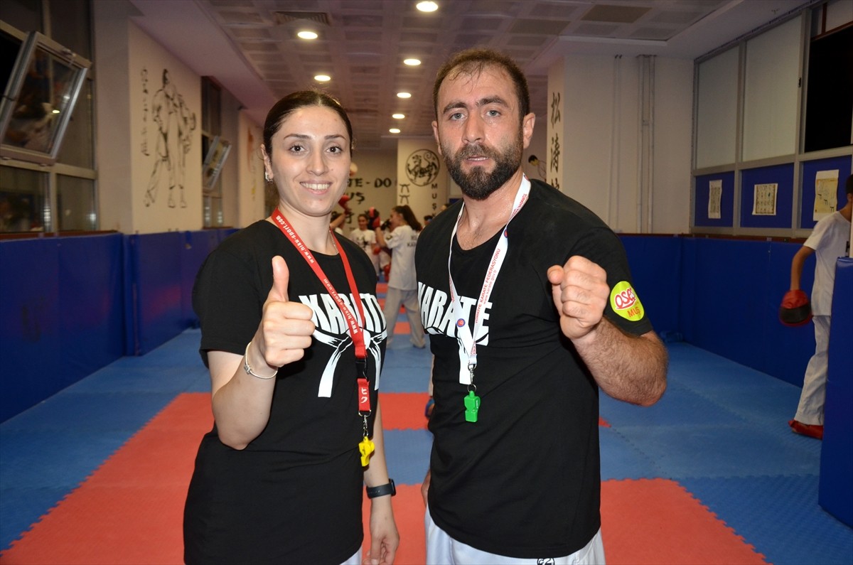 Muş'ta karate antrenörleri Aydan ve Yakup Ferhatoğlu çifti, 350 çocuğa karate öğretiyor. 
