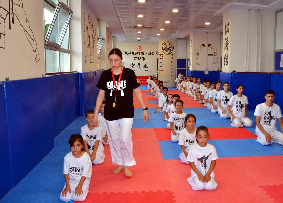 Muş'ta karate antrenörleri Aydan ve Yakup Ferhatoğlu çifti, 350 çocuğa karate öğretiyor. 