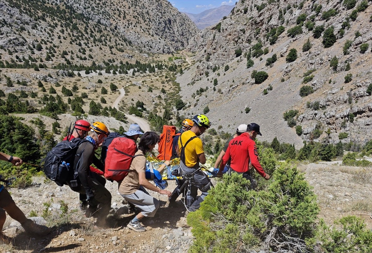 Niğde'nin Çamardı ilçesinde Aladağlar'da tırmanış yaparken düşen dağcı yaşamını yitirdi. Dağcı...