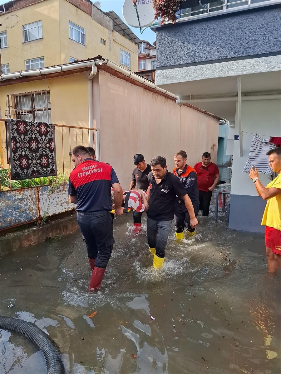 Ordu'nun Altınordu ilçesinde şiddetli yağış nedeniyle bazı ev ve iş yerlerini su bastı. İlçede...