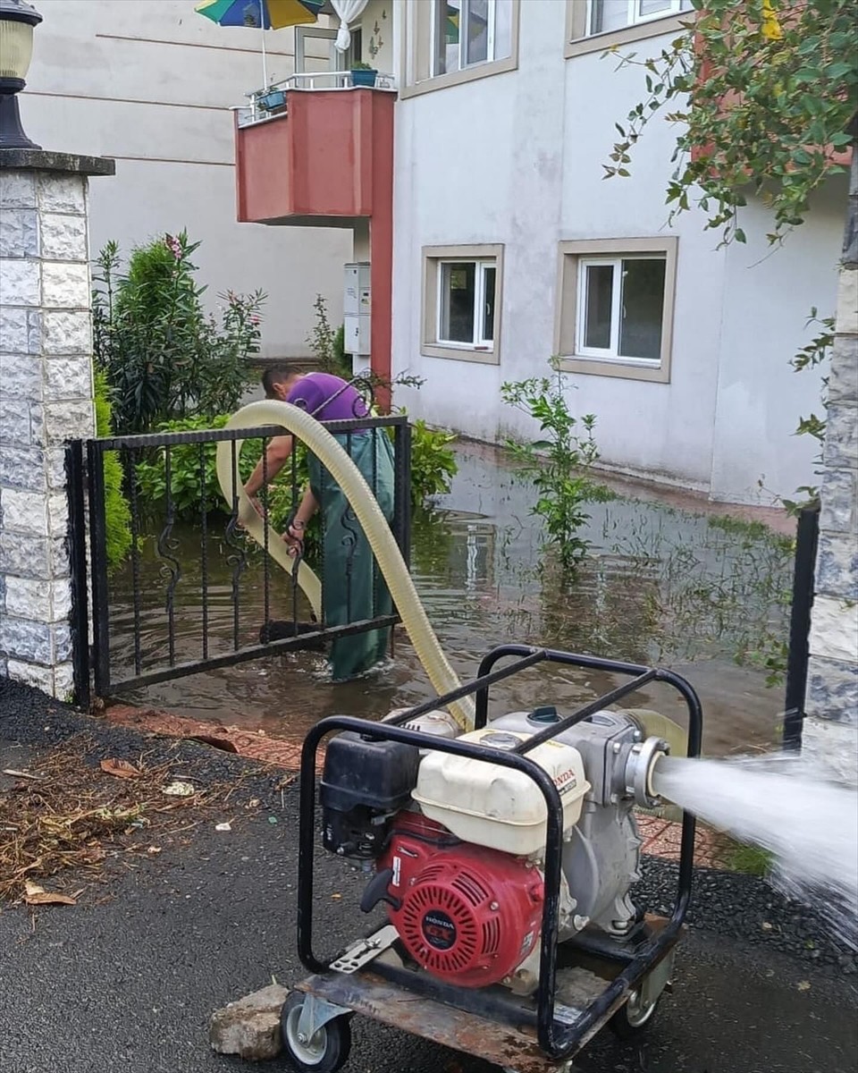 Ordu'nun Altınordu ilçesinde şiddetli yağış nedeniyle bazı ev ve iş yerlerini su bastı. İlçede...
