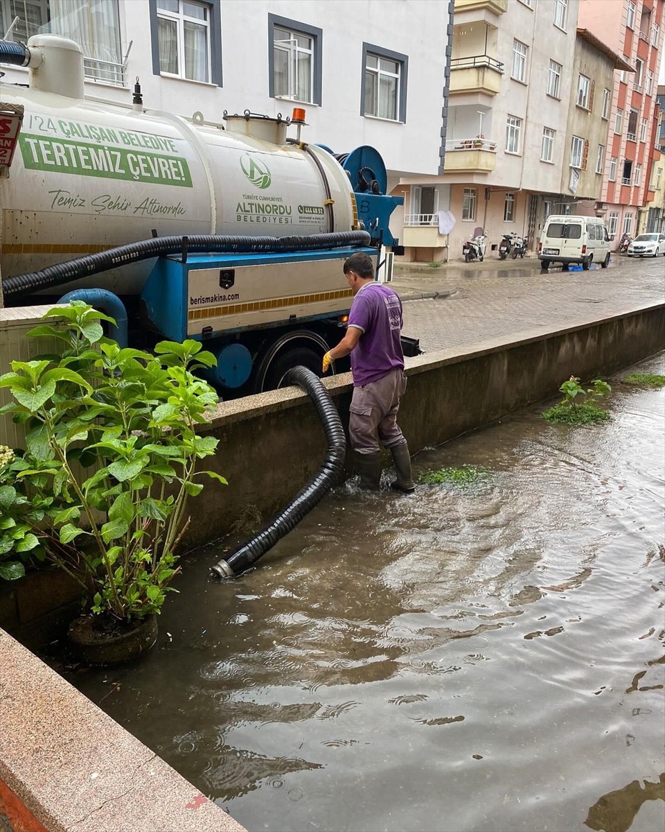 Ordu'nun Altınordu ilçesinde şiddetli yağış nedeniyle bazı ev ve iş yerlerini su bastı. İlçede...