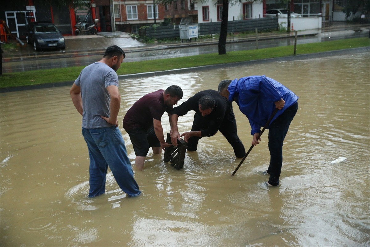 Ordu'nun Altınordu ilçesinde şiddetli yağış nedeniyle bazı ev ve iş yerlerini su bastı. İlçede...