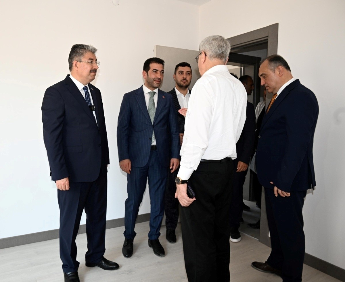 Osmaniye'nin Düziçi ilçesinde, yapımı tamamlanan 60 deprem konutunun anahtarları hak sahiplerine...