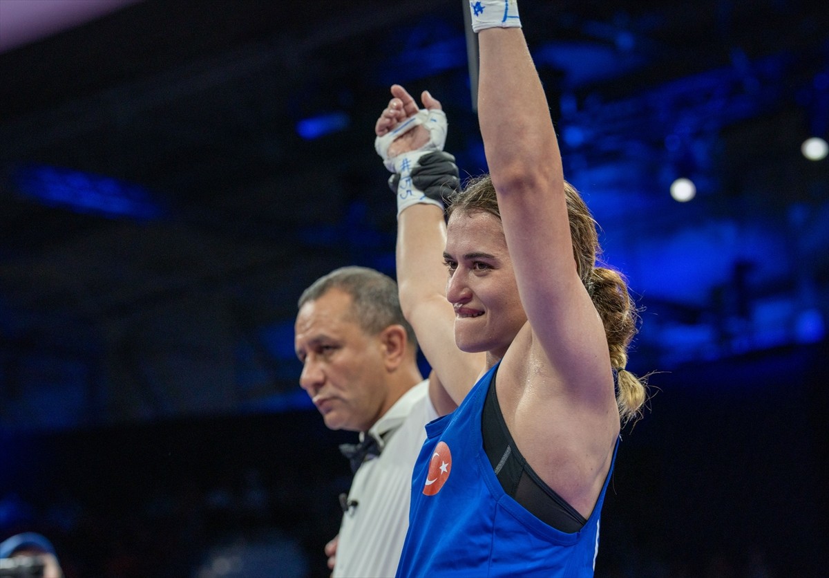 Paris 2024 Olimpiyat Oyunları'nda boks branşı kadınlar 57 kiloda son 16 turu müsabakaları yapıldı....