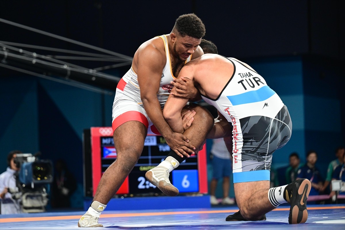 Paris 2024 Olimpiyat Oyunları'nda mücadele eden milli güreşçi Taha Akgül, çeyrek finale çıktı....