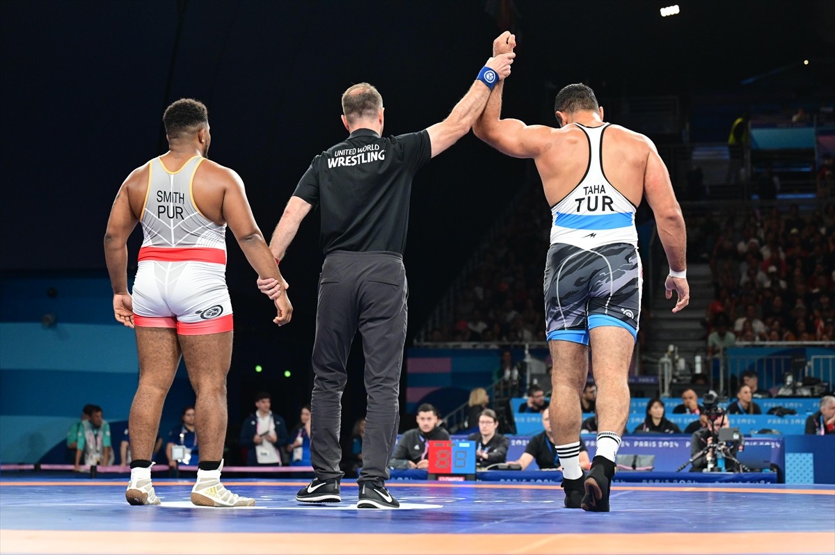Paris 2024 Olimpiyat Oyunları'nda mücadele eden milli güreşçi Taha Akgül, çeyrek finale çıktı....