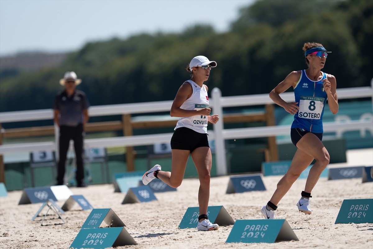 Paris 2024 Olimpiyat Oyunları'nda, Paris'teki Versay Sarayı'nda kadınlar modern pentatlonun finali...
