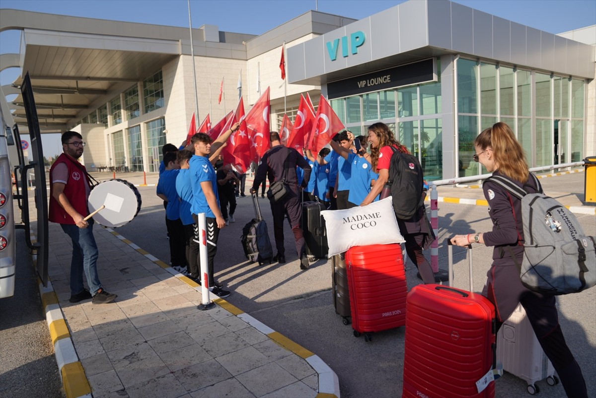 Paris 2024 Olimpiyatları'nda Türkiye'yi temsil edecek milli tekvandocular, Konya Havalimanı'nda...