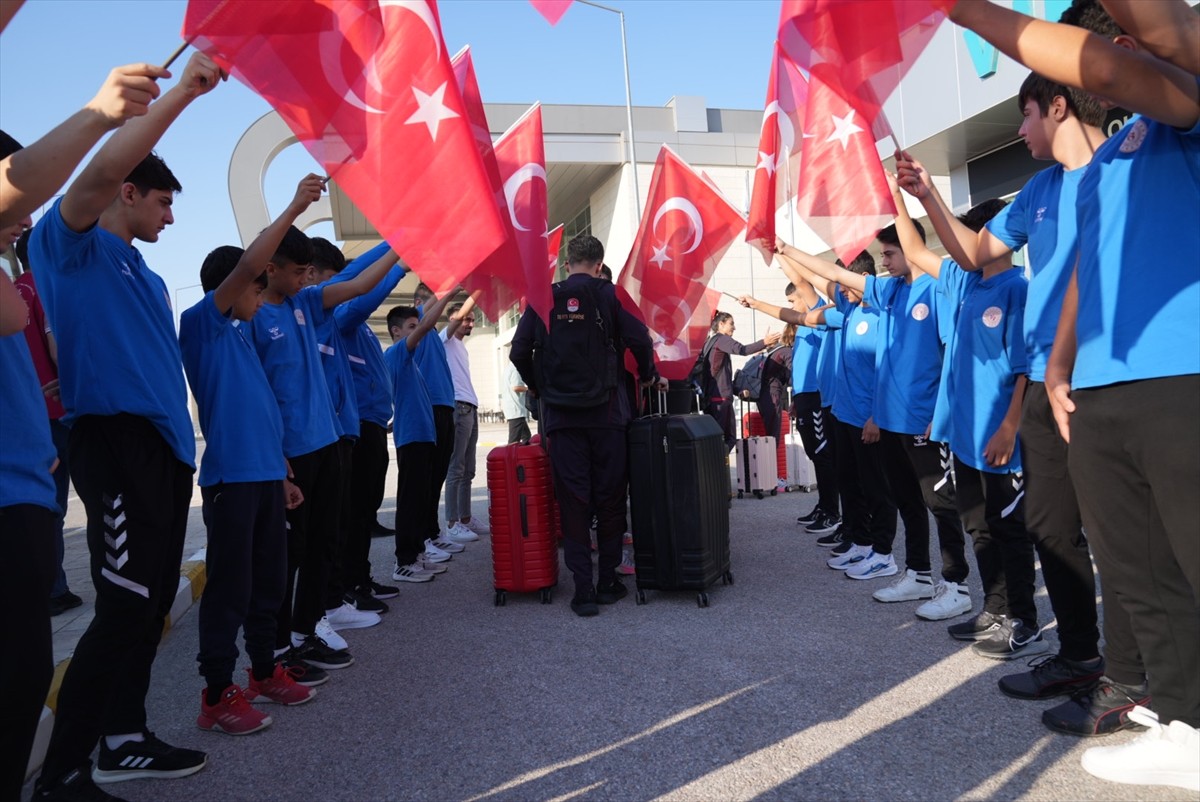 Paris 2024 Olimpiyatları'nda Türkiye'yi temsil edecek milli tekvandocular, Konya Havalimanı'nda...