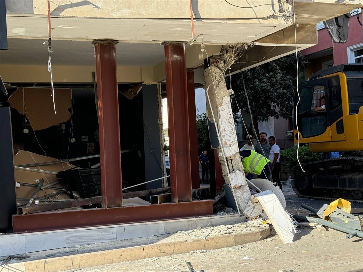 Pendik'te binaya çarpan İETT otobüsü, apartmandaki güçlendirme çalışmalarının ardından vinç...