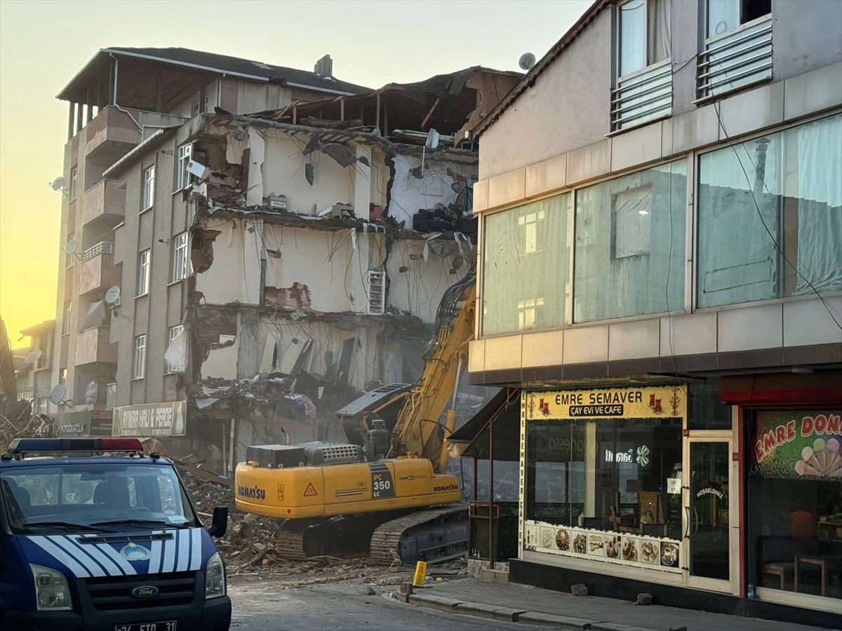 Pendik'te İETT otobüsünün çarptığı binanın yıkım işlemine yarın devam edilecek.