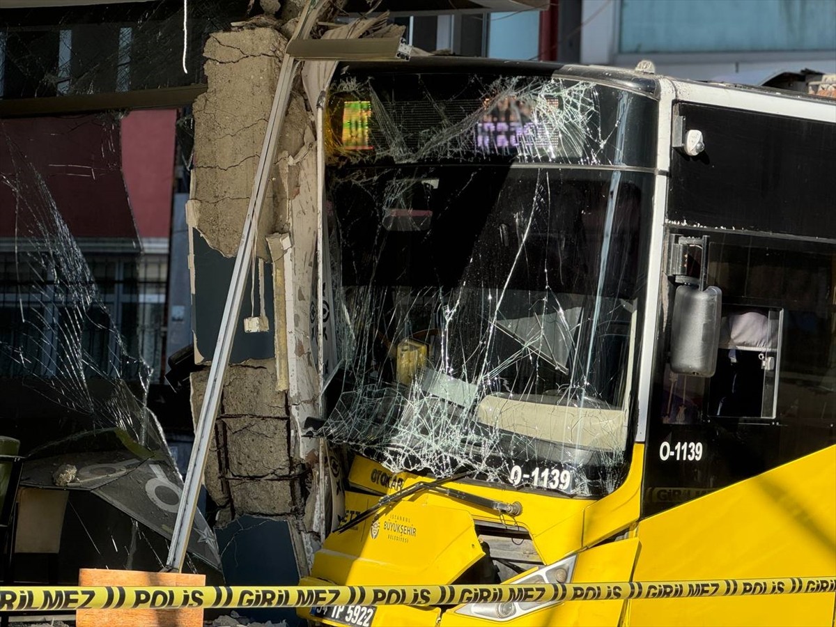 Pendik'te, seyir halindeyken binaya çarpan İETT otobüsündeki 6 yolcu yaralandı.